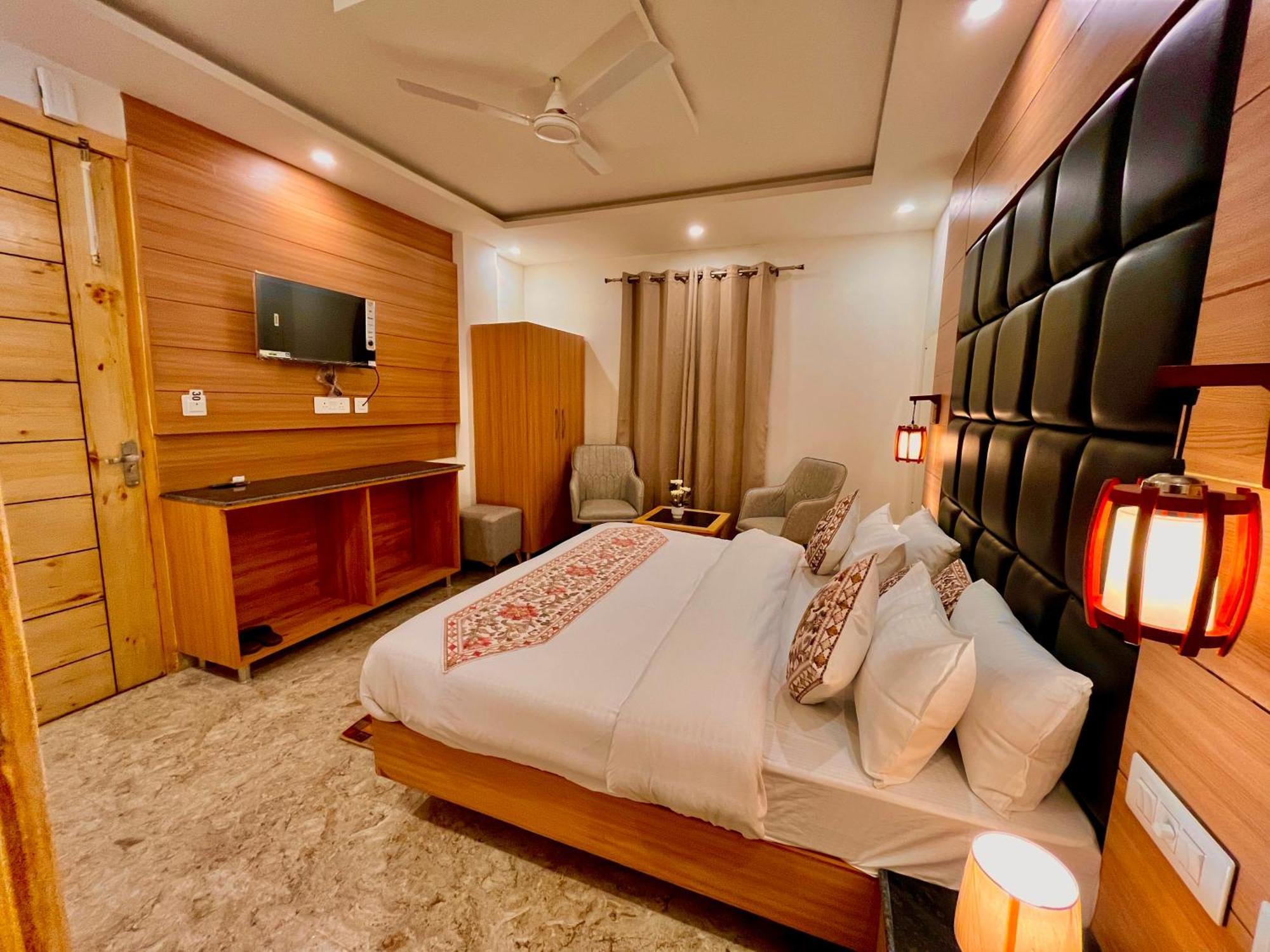 Hotel Classic Crown - #Scenic Mountain View #Open Terrace #Parking #Premium Rooms With Balcony #Guest Preferred #Best Selling Hotel In Mussoorie Ngoại thất bức ảnh