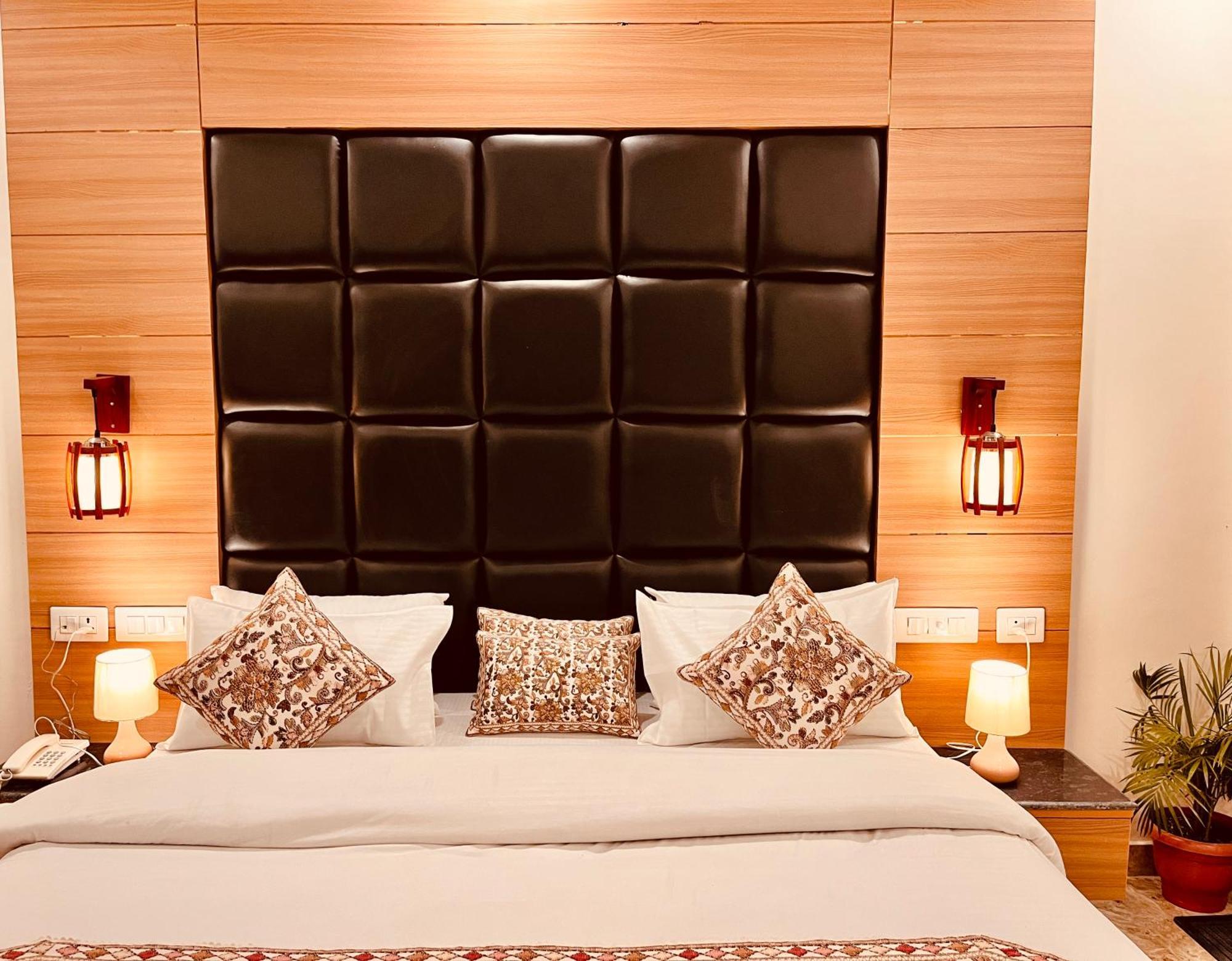 Hotel Classic Crown - #Scenic Mountain View #Open Terrace #Parking #Premium Rooms With Balcony #Guest Preferred #Best Selling Hotel In Mussoorie Ngoại thất bức ảnh