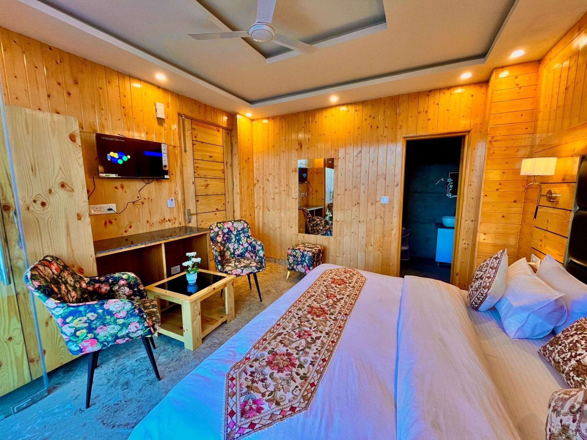 Hotel Classic Crown - #Scenic Mountain View #Open Terrace #Parking #Premium Rooms With Balcony #Guest Preferred #Best Selling Hotel In Mussoorie Ngoại thất bức ảnh